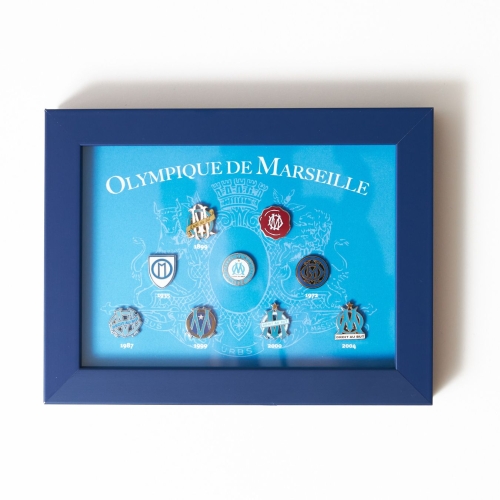 Collection De 9 Pins Logo OM Dans Son Cadre En Bois